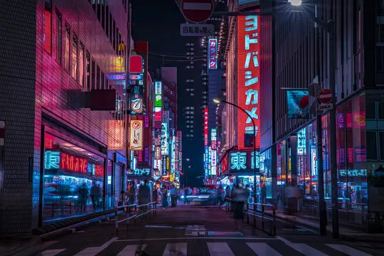 霓虹灯城市街道夜景，象征娱乐营销的活力与创意
