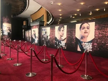 红毯首映礼现场，展示艺人宣传的高光时刻